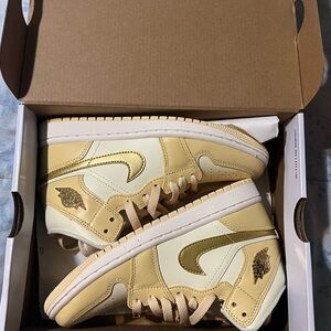 Women’s Nike Air Jordan 1 Low SE Cream and Gold Sneakers. Size 5.5. Brand New!